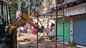 రమ్య గ్రౌండ్ వద్ద రోడ్డు ఆక్రమణలను తొలగిస్తున్న అధికారులు.