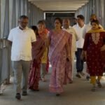 రోడ్డు ఆక్రమణలను తొలగించిన అధికారులు